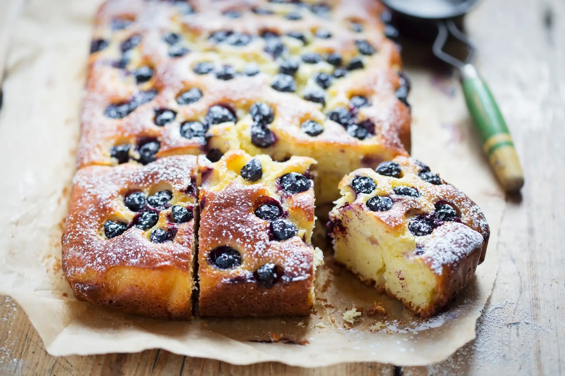 Gâteau yaourt à l'huile d'olive, au citron vert et aux bleuets
