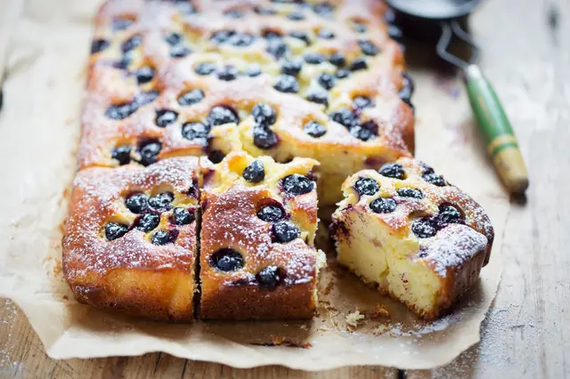 Gâteau yaourt à l'huile d'olive, au citron vert et aux bleuets