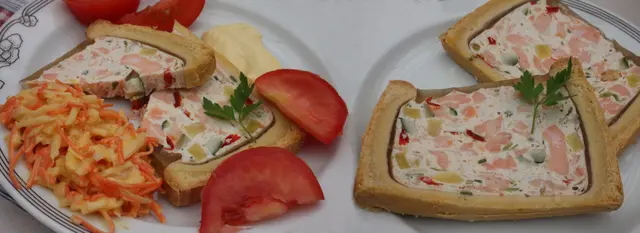 Galantine de saumon servie avec salade de choux