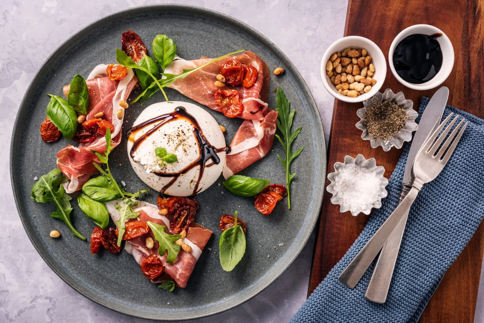 Burrata au jambon de Parme et salade
