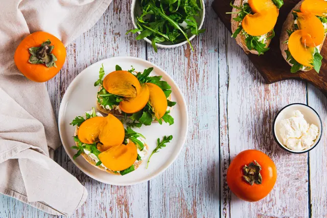 Tartines sucrées à la ricotta, roquette et kaki