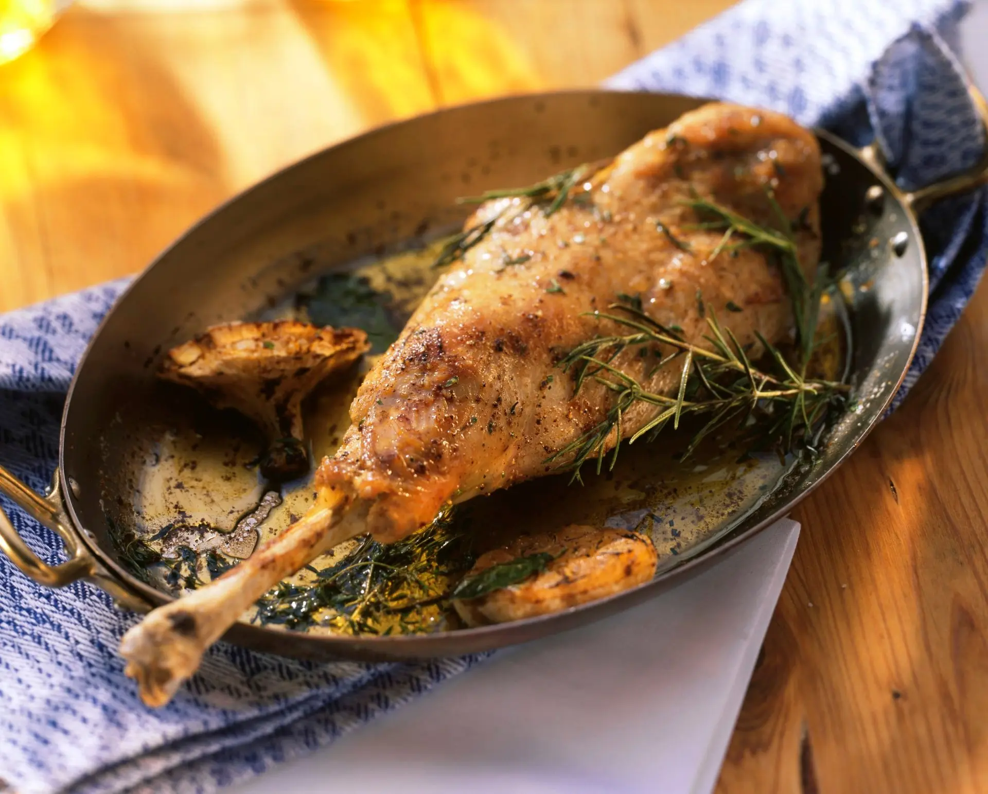 Gigot de chevreau braisé à l'ail et aux herbes