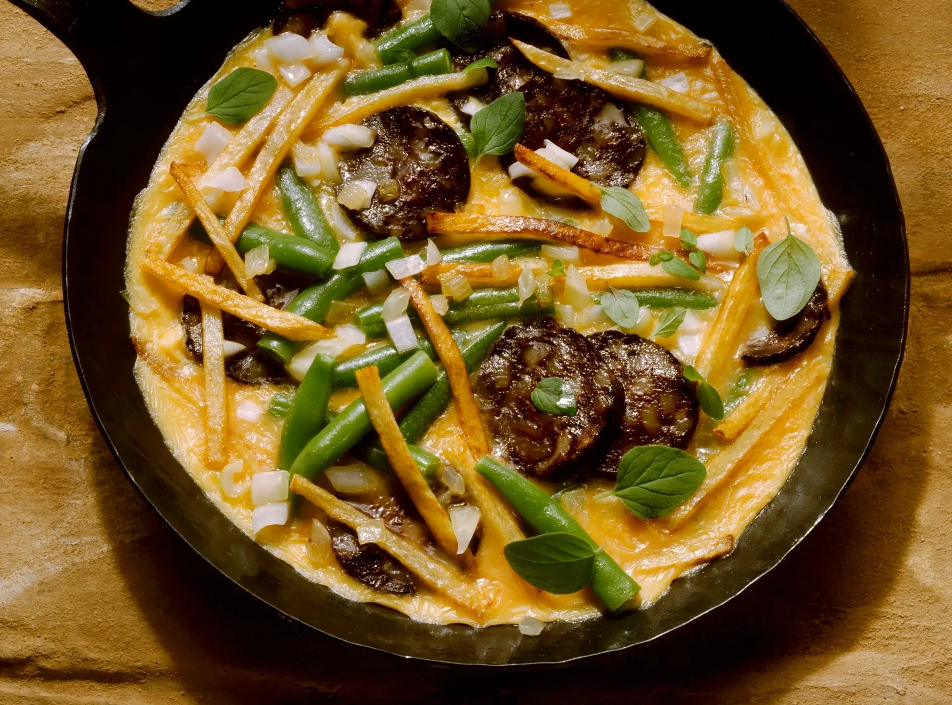 Omelette aux pommes de terre avec boudin noir et haricots verts