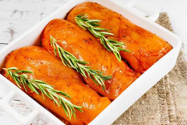 Recette poitrine de poulet marinée aux herbes épicées et romarin