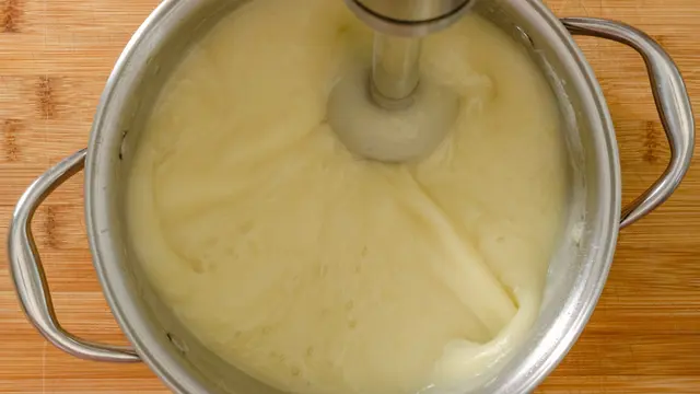 Recette crémeuse de soupe de céleri en purée