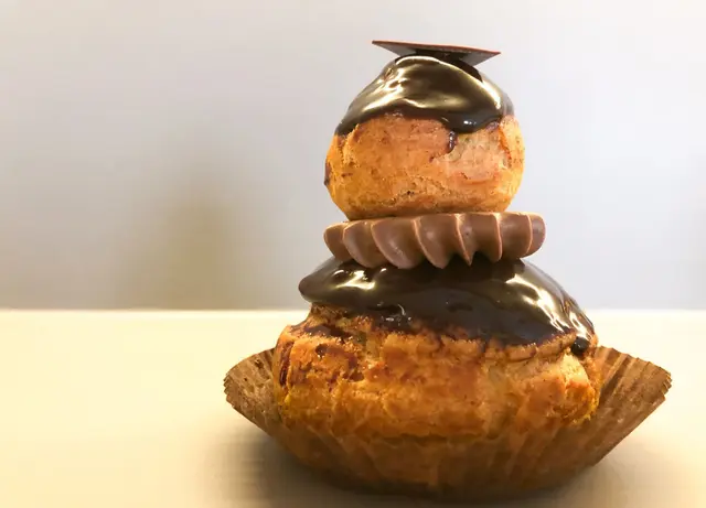 Éclair au chocolat à deux étages (religieuse)