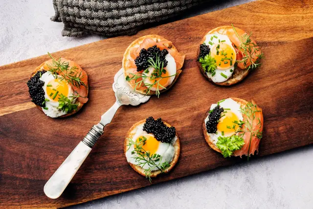 Blinis aux œufs de caille, saumon fumé et caviar