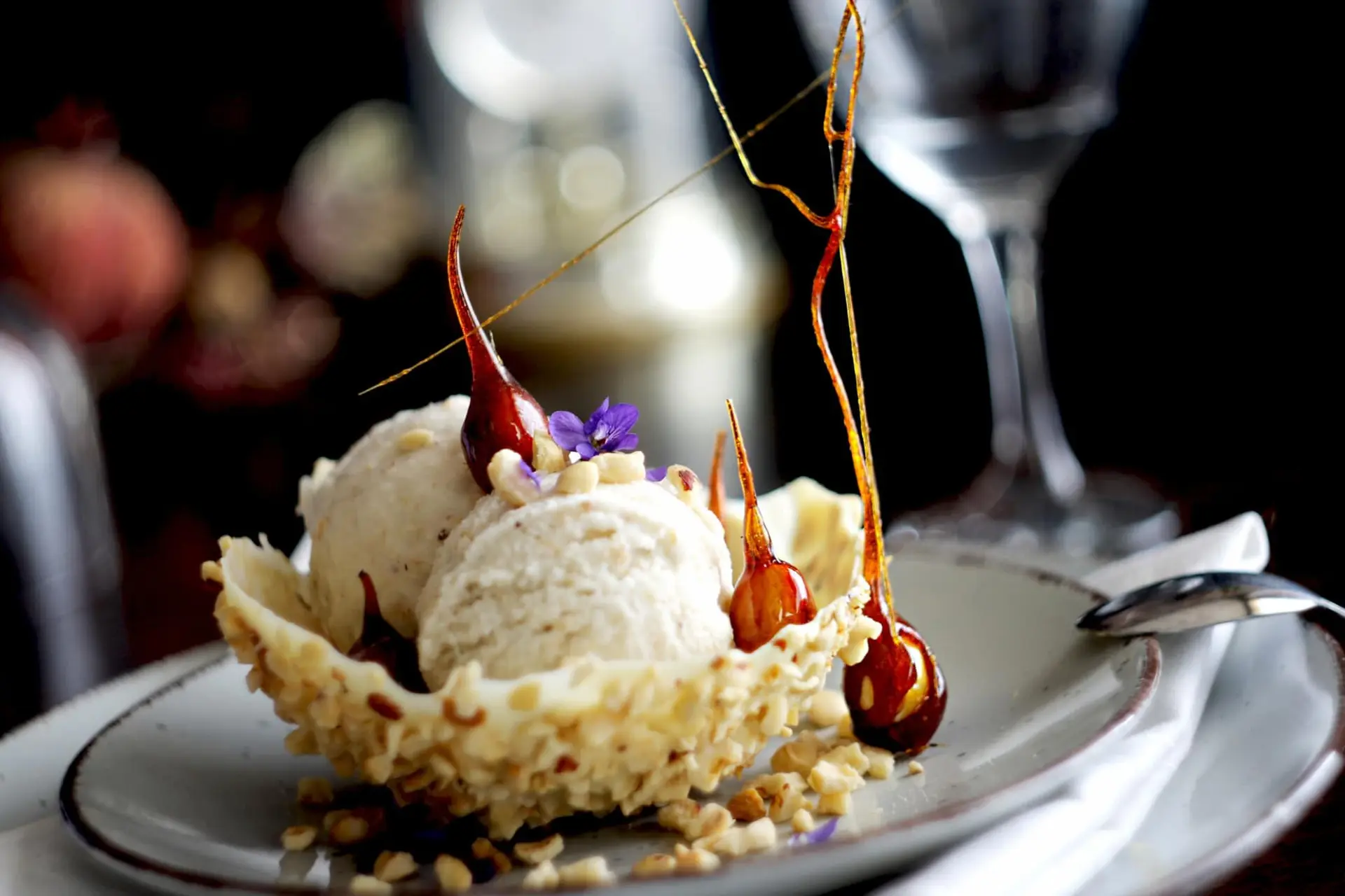 Glace de topinambour dans un bol blanc de chocolat