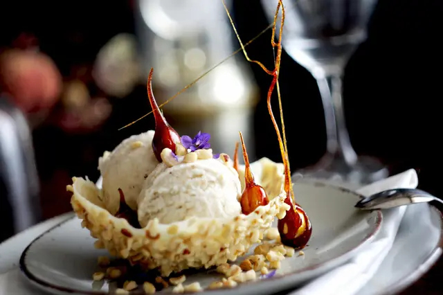 Glace de topinambour dans un bol blanc de chocolat