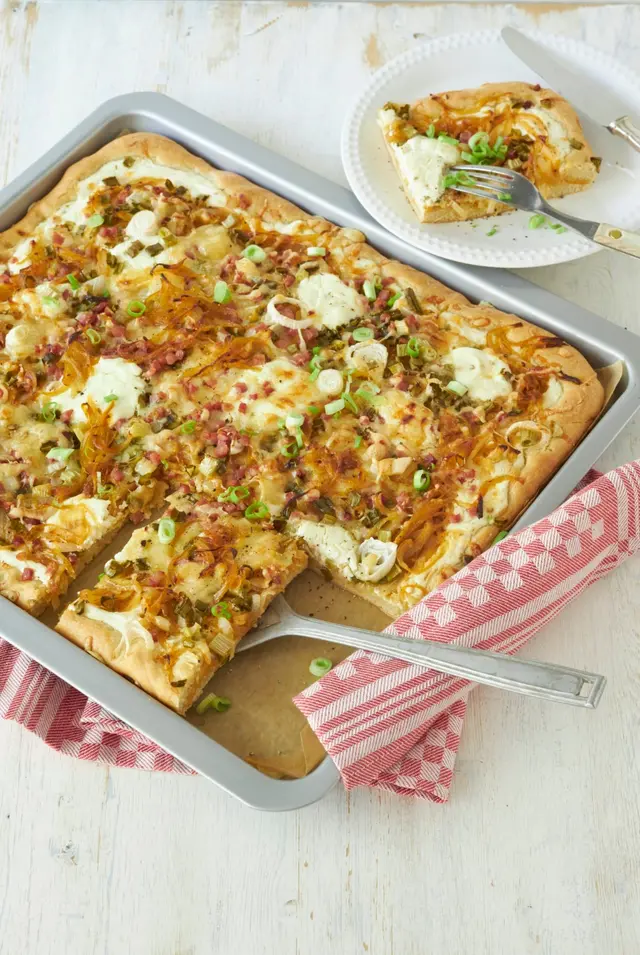Tarte à l'oignon de l'Allgäu à la crème aigre, fromage et jambon
