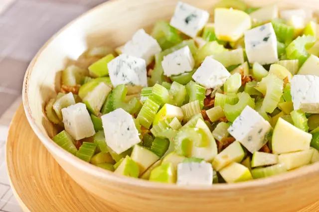 Salade de pomme et de céleri au fromage bleu