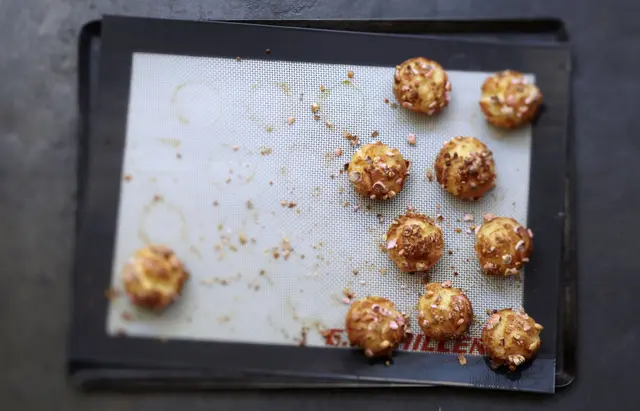 Chouquettes aux pralines roses