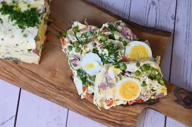 Aspic aux œufs, aux petits pois et au jambon