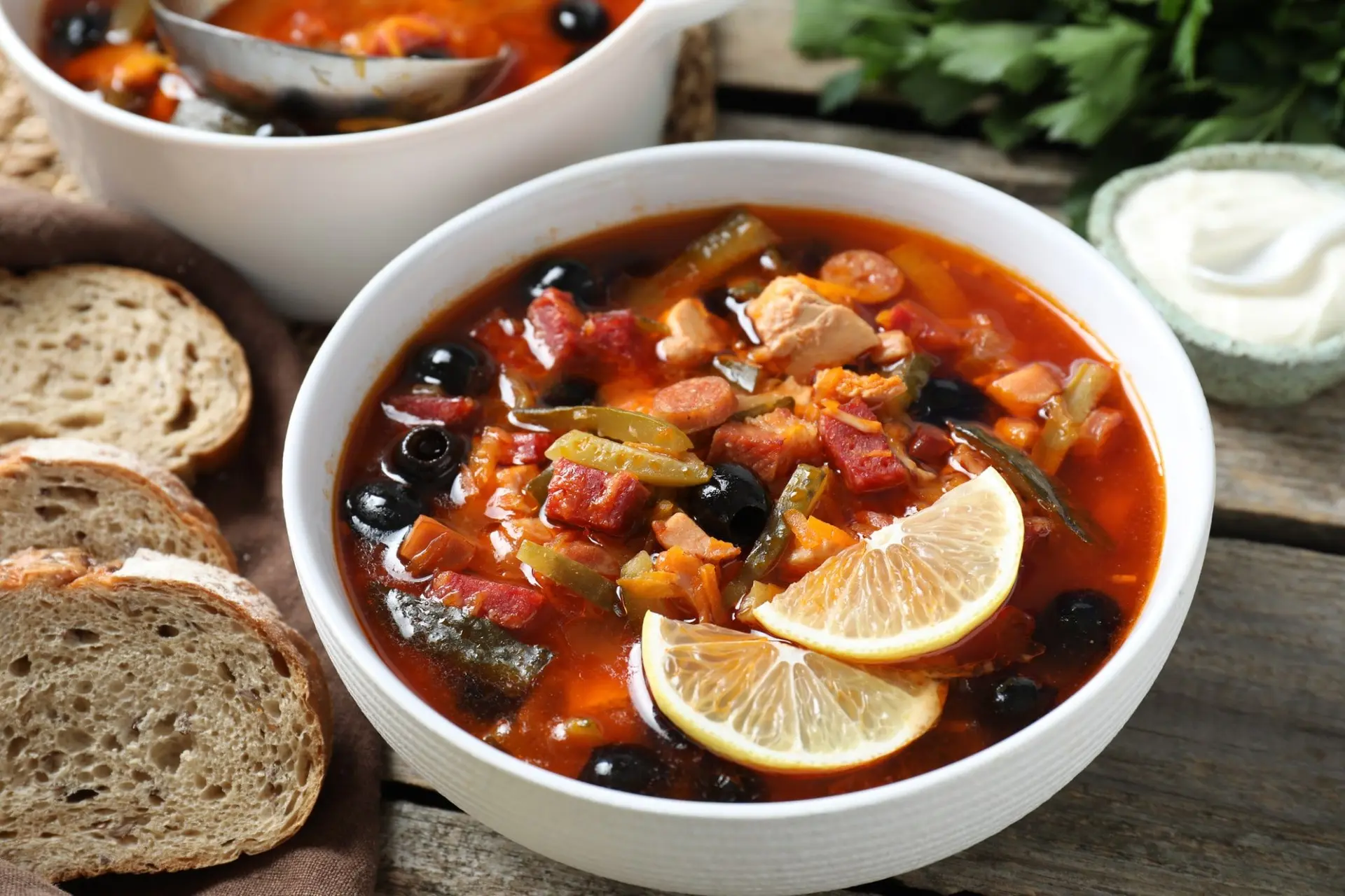Soupe solyanka à la viande avec des saucisses, des olives et des légumes