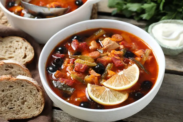 Soupe solyanka à la viande avec des saucisses, des olives et des légumes