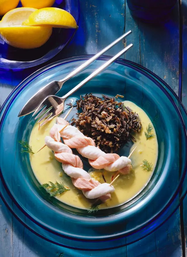 Saumon et sole tressés, riz sauvage, sauce au safran