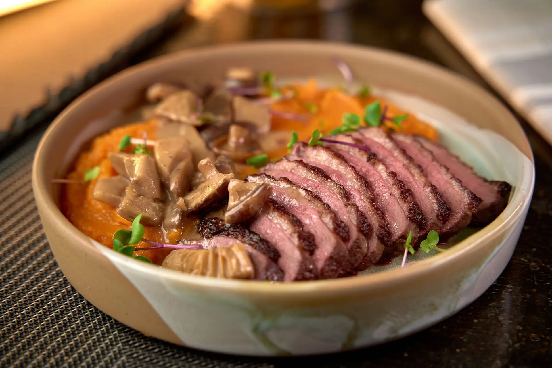 Magret de canard rôti, purée de potimarron, poêlée de champignons et micropousses