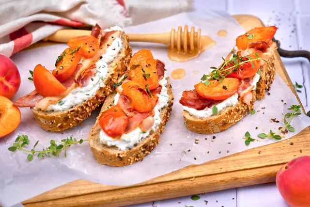 Tartines aux abricots rôtis et chèvre frais