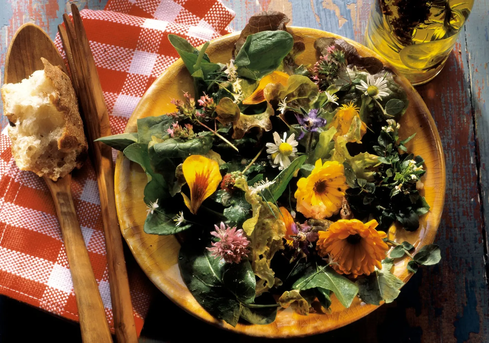 Salade printanière de jeunes pousses et de fleurs
