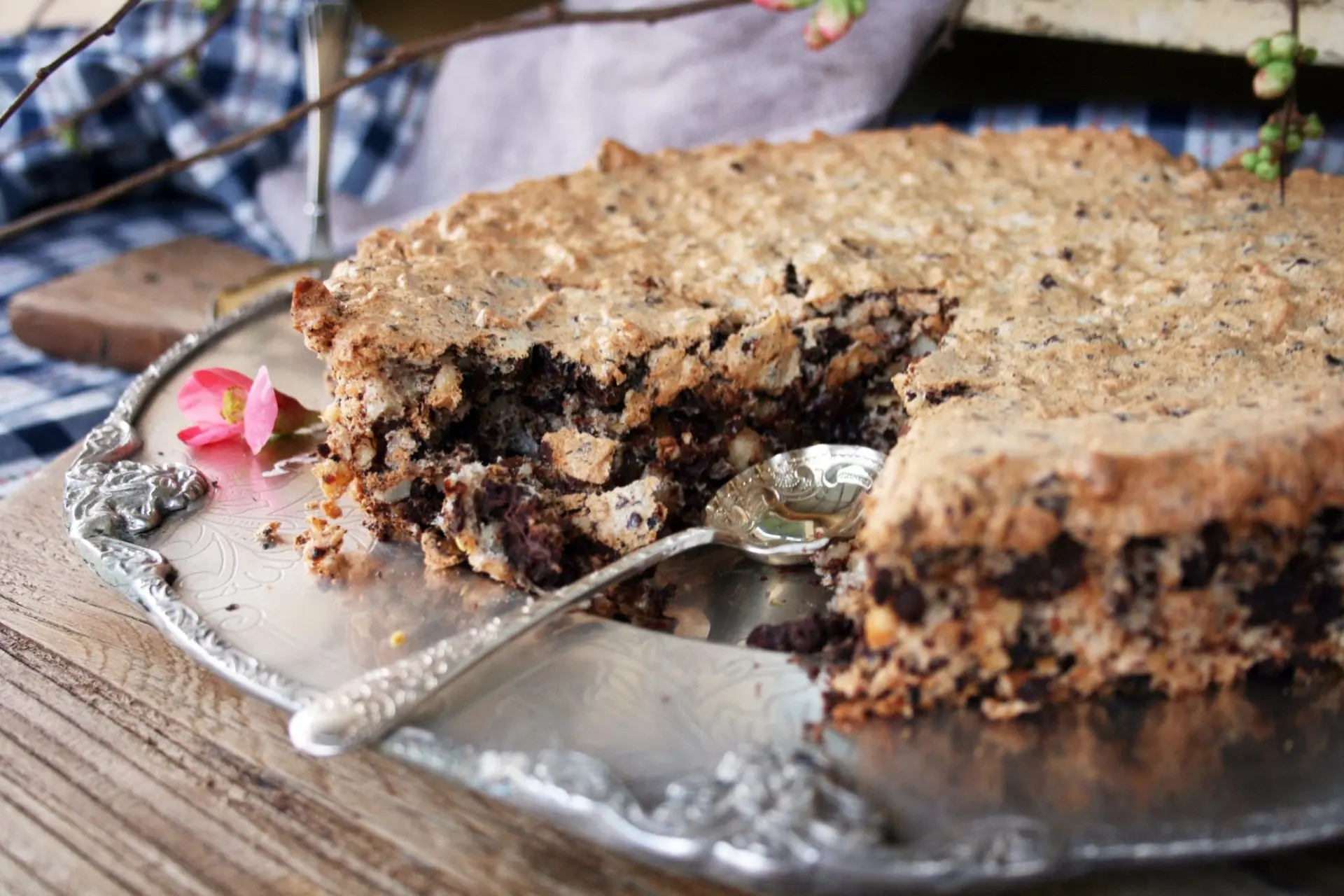 Torte au chocolat, aux noix et aux dattes