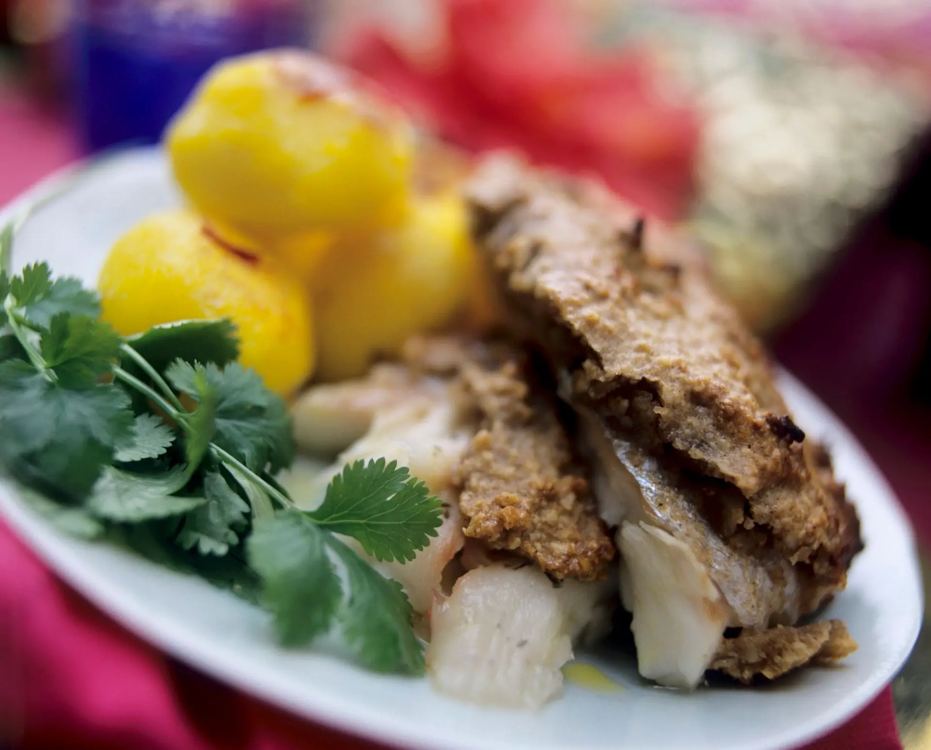Dorade royale en croûte d’amandes, pommes de terre safranées