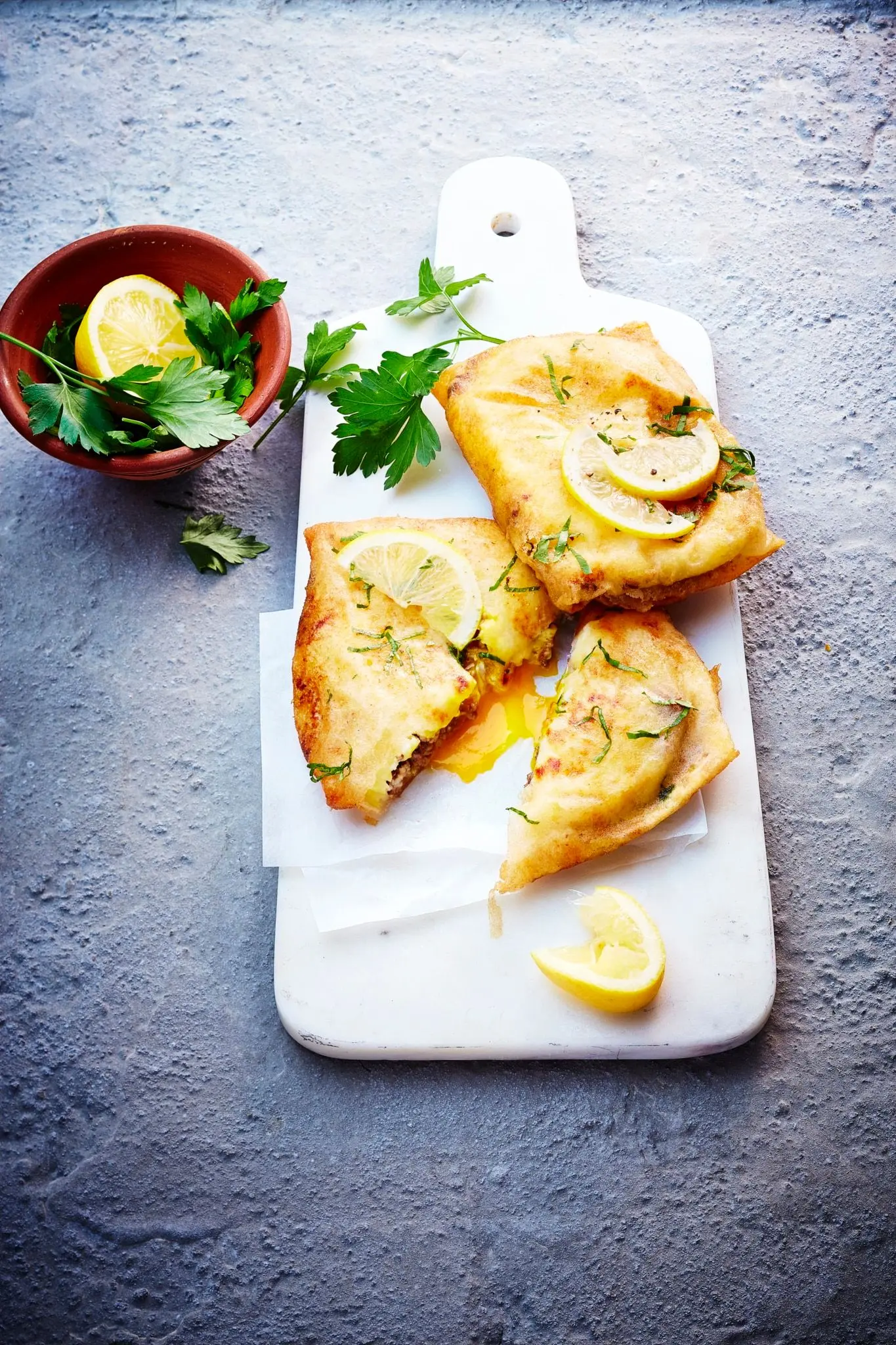 Bourek à la viande hachée, œuf coulant et persil