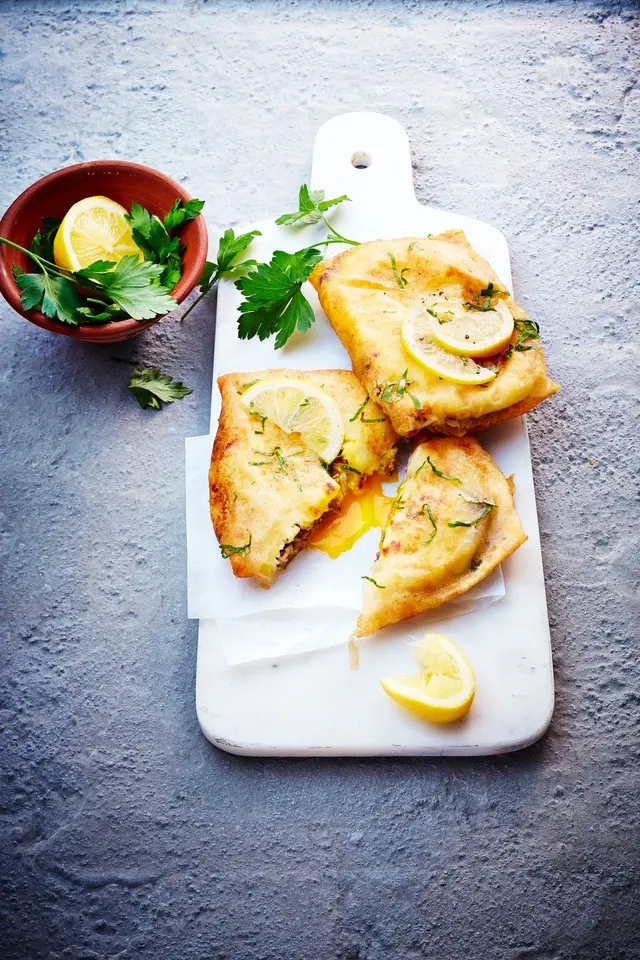 Bourek à la viande hachée, œuf coulant et persil