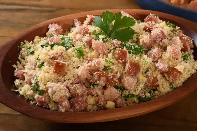 Farofa (farine de manioc) avec saucisse, bacon et chou