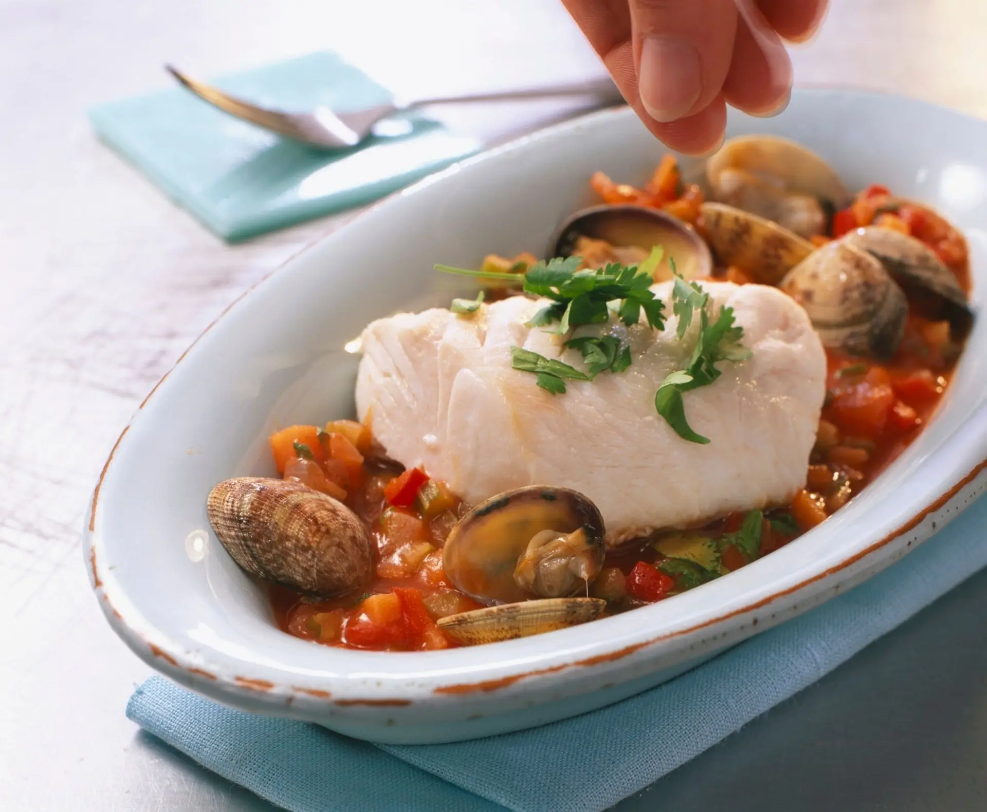 Filet de lotte aux palourdes, sauce tomate et coriandre