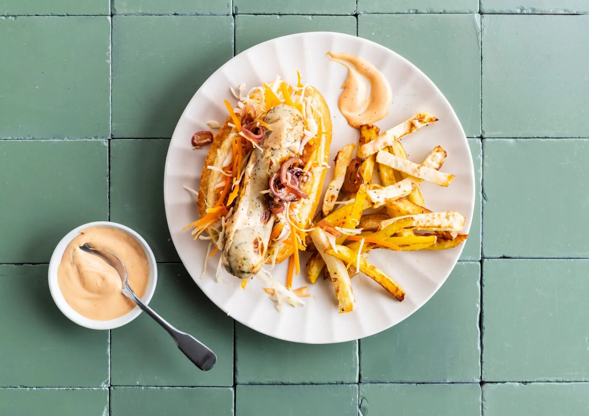 Hot-dog aux tripes, salade de carotte et chou blanc, frites sauce samouraï