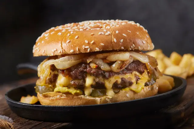 Cheeseburger farci Juicy Lucy aux oignons frits