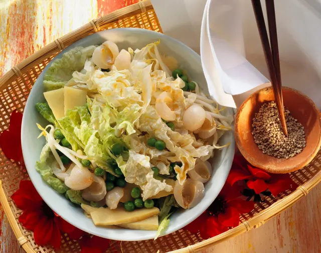 Salade de chou chinois aux litchis, petits pois, pousses de soja et bambou