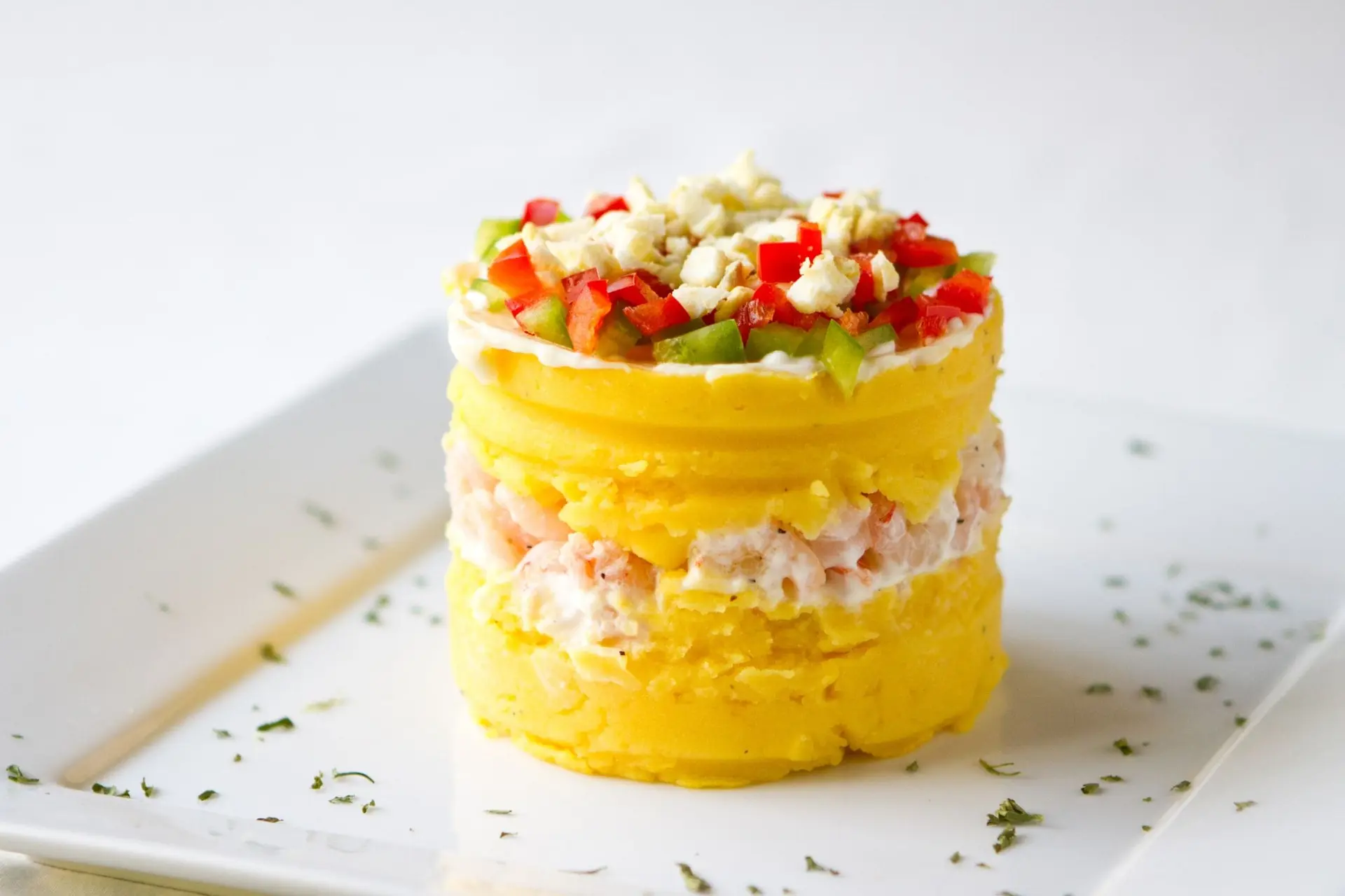 Causa aux crevettes, plat péruvien traditionnel