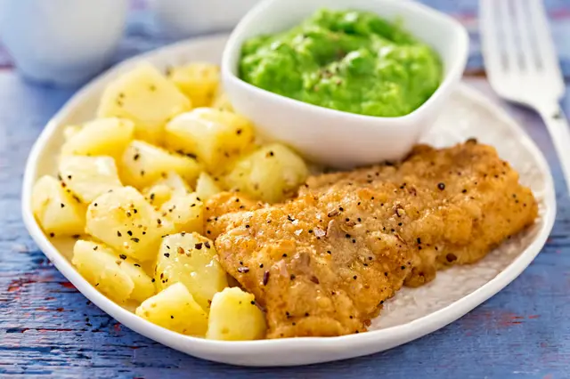 Églefin battu, pommes de terre, purée de pois