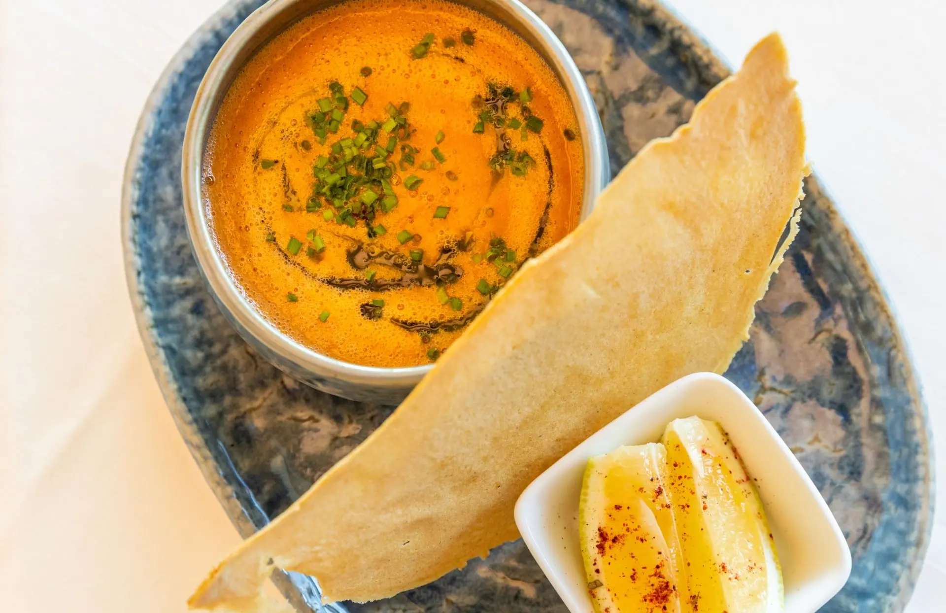Soupe arabe aux lentilles avec des herbes libanaises