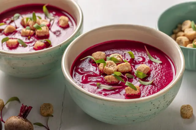 Soupe de bortsch végétarienne avec croûtons et crème