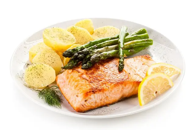 Saumon grillé, pommes de terre et asperges vertes