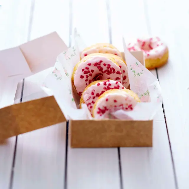 Donuts glacés au litchi et éclats de framboise