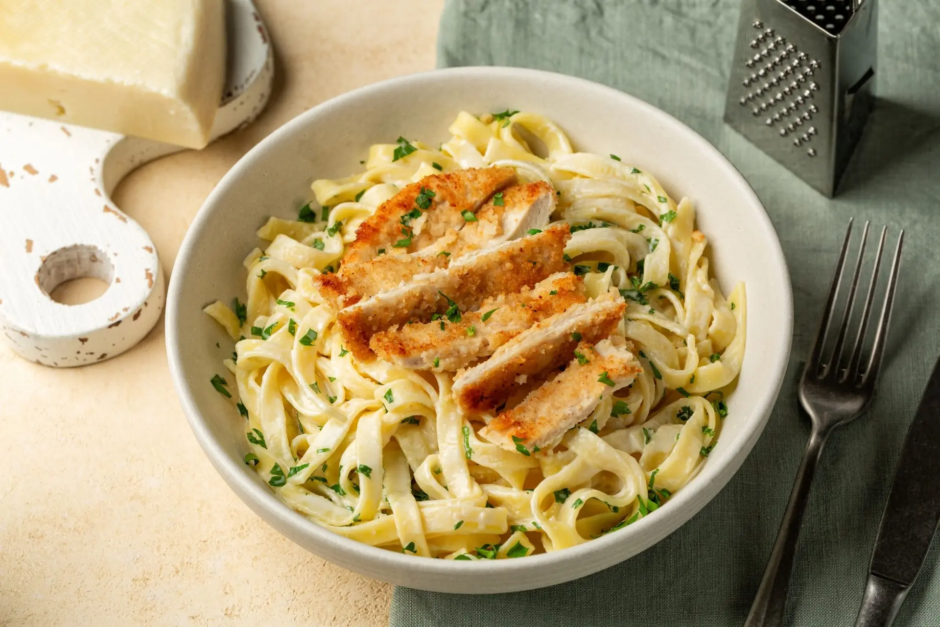 Fettuccine Alfredo (pâtes crémeuses avec poitrine de poulet)