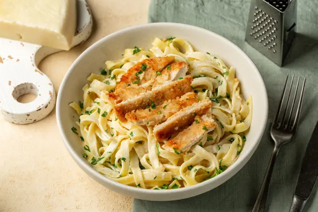 Fettuccine Alfredo (pâtes crémeuses avec poitrine de poulet)