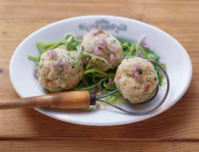 Boulettes de fromage sur poireaux