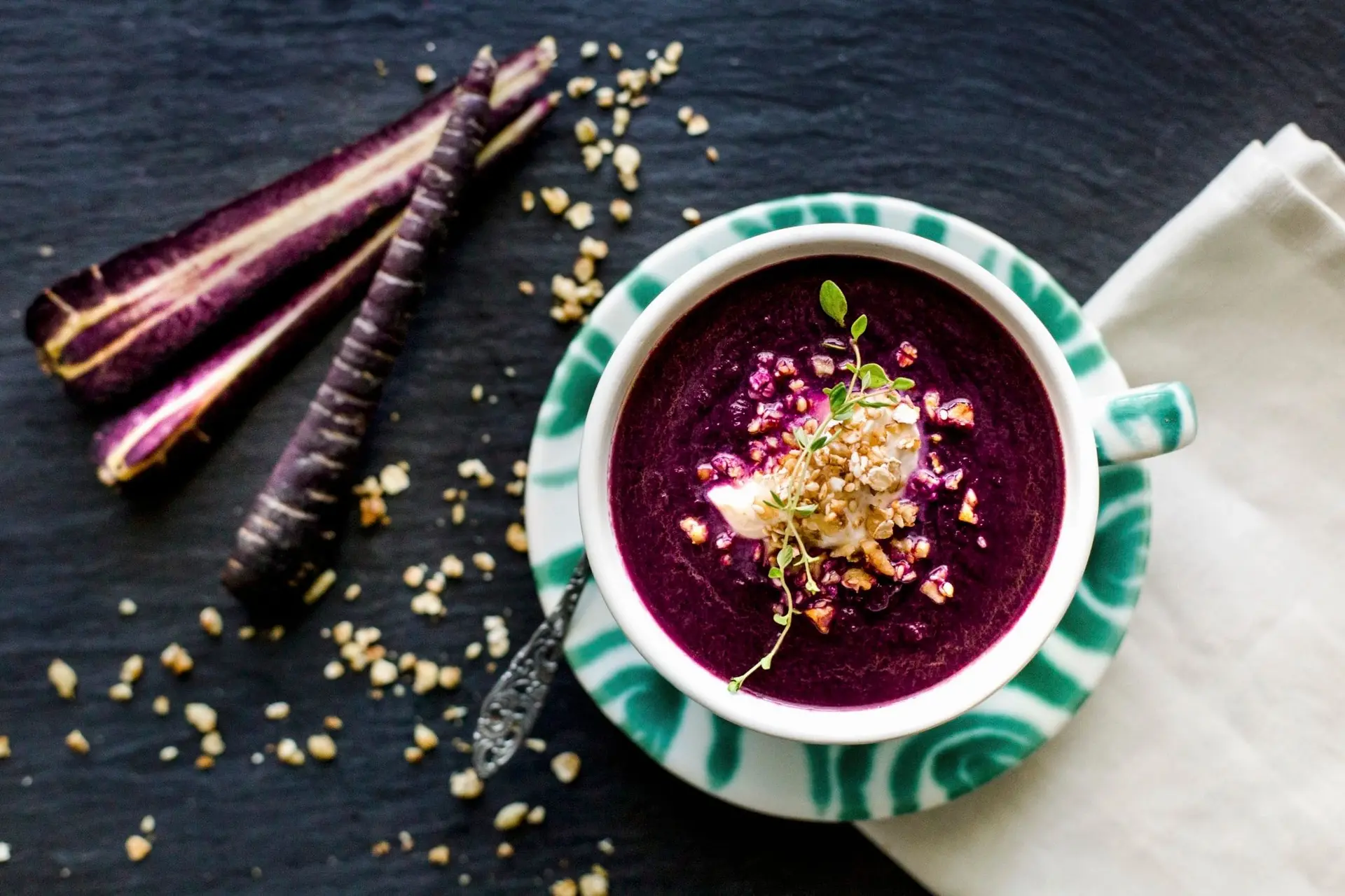 Crème de soupe de carottes violettes aux noix