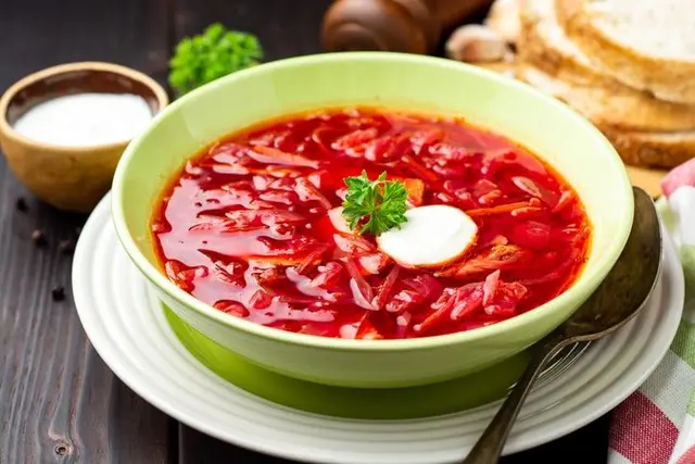 Soupe de betterave traditionnelle russe (Bortsch)
