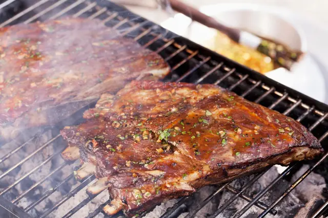 Travers de porc marinés grillés au barbecue
