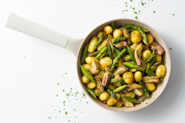 Pommes de terre sautées et légumes de printemps