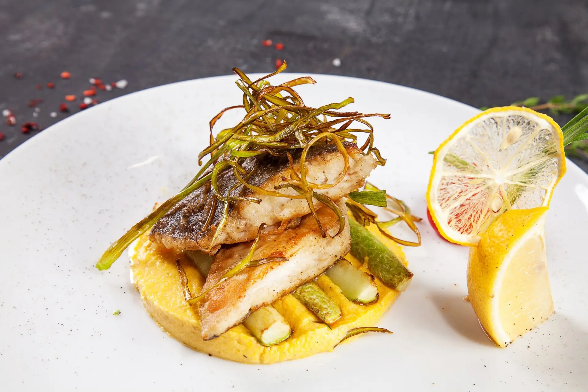 Recette bar grillé sur un lit d'asperge et galette de légumes