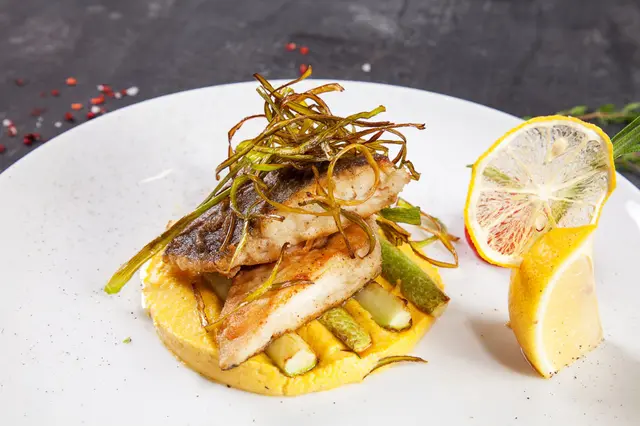 Recette bar grillé sur un lit d'asperge et galette de légumes