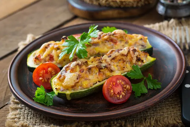 Courgette gratinée farcie au poulet et aux oignons