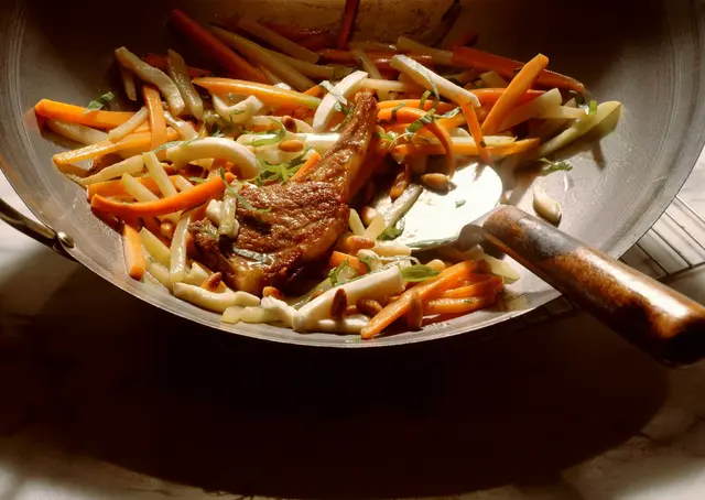 Côtelette d'agneau aux légumes sautés au wok