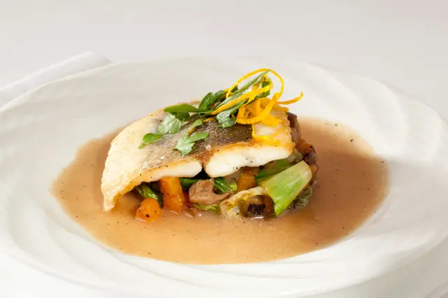 Branzino poêlé, légumes de saison et sauce aux agrumes